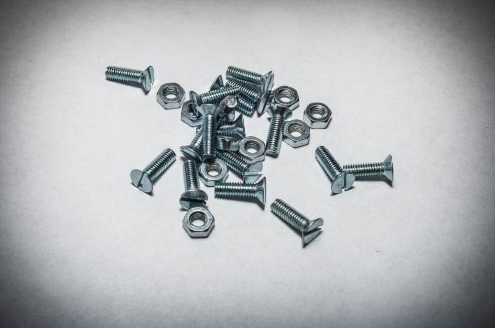 Jak określić kierunek odkręcania śruby