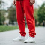 Czerwone spodnie dresowe męskie – jak wybrać, stylizować i pielęgnować modny element garderoby